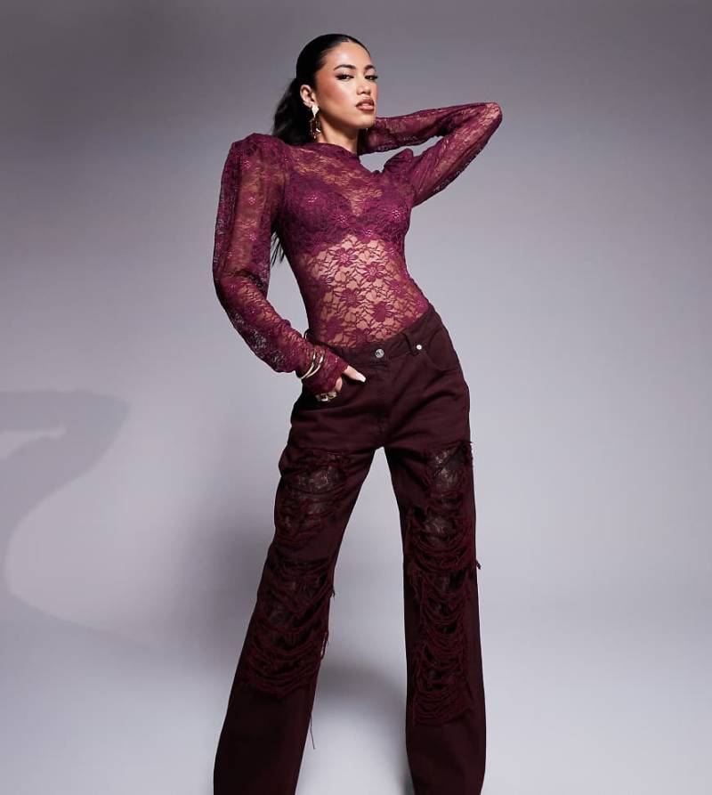 ASOS X THE SOURCED COLLECTION - Weite Jeans in Burgunderrot mit Spitze und Rissen von ASOS DESIGN