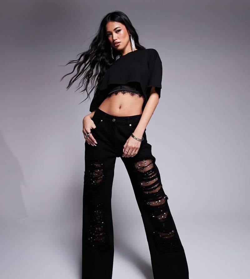 ASOS X THE SOURCED COLLECTION - Weite Jeans in Schwarz mit Strassverzierung, Spitze und Rissen von ASOS DESIGN