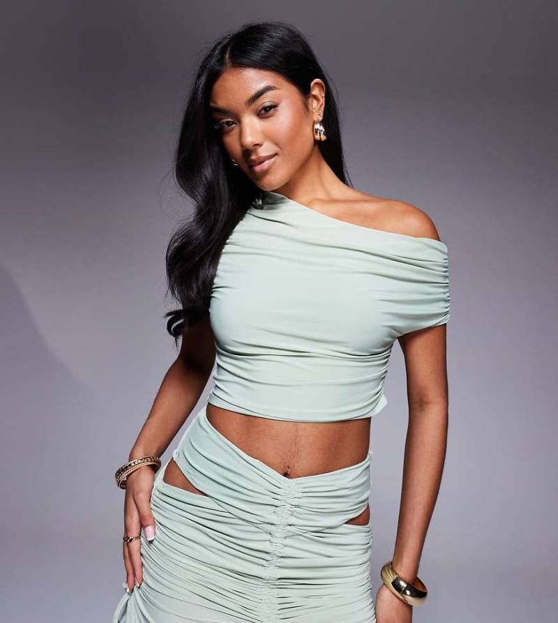 ASOS x THE SOURCED COLLECTION - Drapiertes, schulterfreies Oberteil in Salbeigrün von ASOS DESIGN