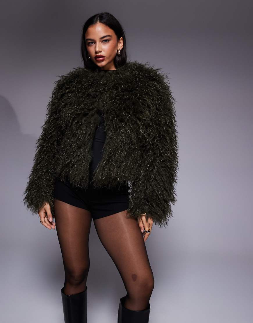 ASOS x The Sourced Collection - Cropped-Mantel aus Kunstpelz in Khaki-Grün von ASOS DESIGN