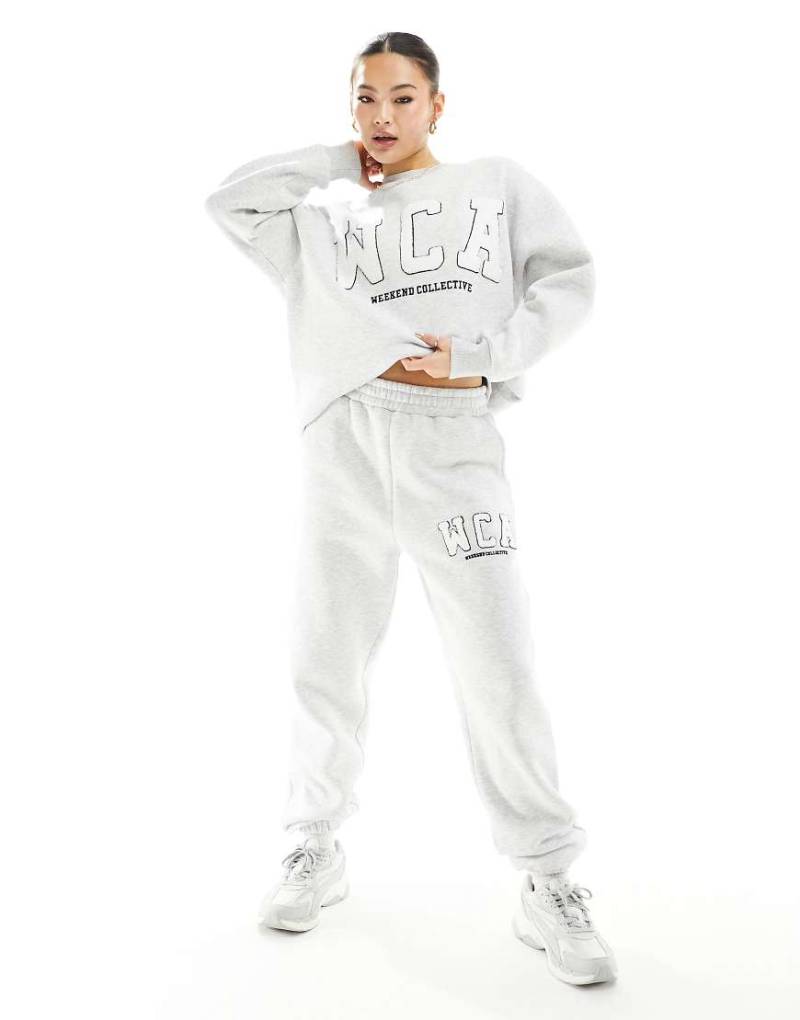 Weekend Collective - Jogginghose in meliertem Grau mit College-Logo von ASOS DESIGN