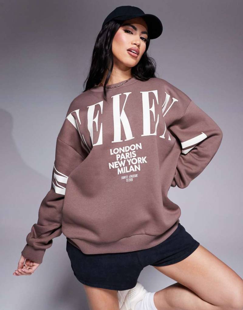 Weekend Collective - Oversize-Sweatshirt in Schokobraun mit Stapel-Logo von ASOS Weekend Collective