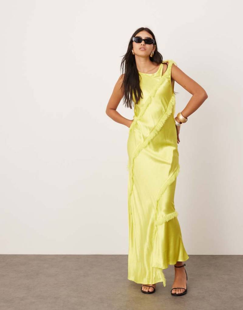ASOS EDITION - Ärmelloses Maxikleid aus Satin in Limettengrün mit asymmetrischem Detail und Fransen-Bunt von ASOS EDITION