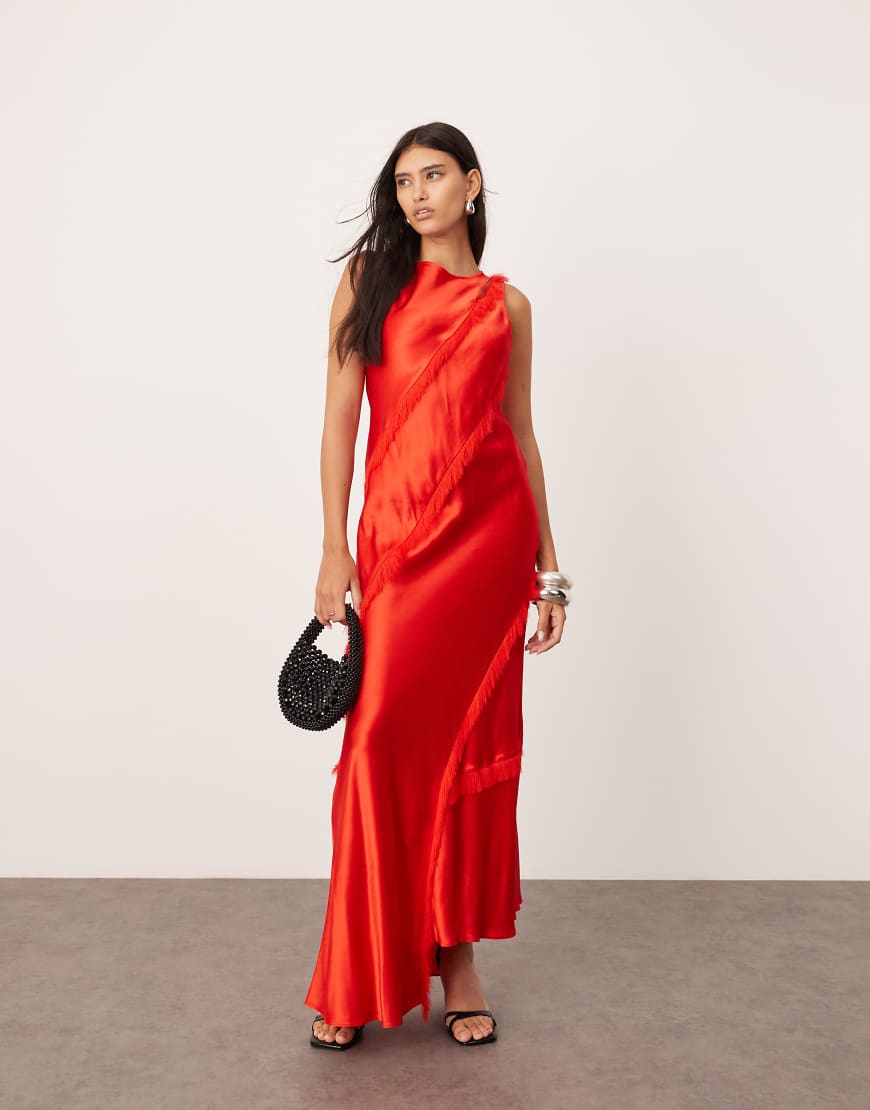ASOS EDITION - Ärmelloses Maxikleid aus Satin in Rot mit asymmetrischem Detail und Fransenbesatz ASOS EDITION - Ärmelloses Maxikleid aus Satin in Rot mit asymmetrischem Detail und Fransenbesatz von ASOS EDITION
