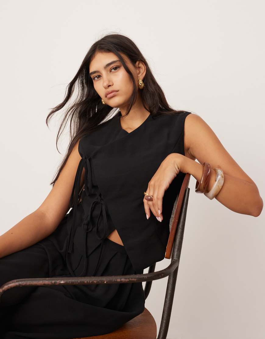 ASOS EDITION - Asymmetrisches Oberteil in Schwarz mit gebundener Vorderseite, Kombiteil-Bunt von ASOS EDITION
