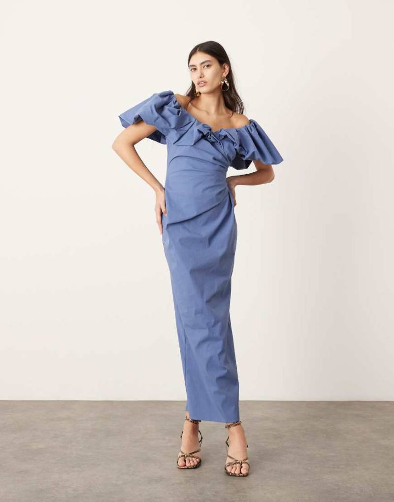 ASOS EDITION - Bardot-Maxikleid in Blau mit gerafften Puffärmeln von ASOS EDITION