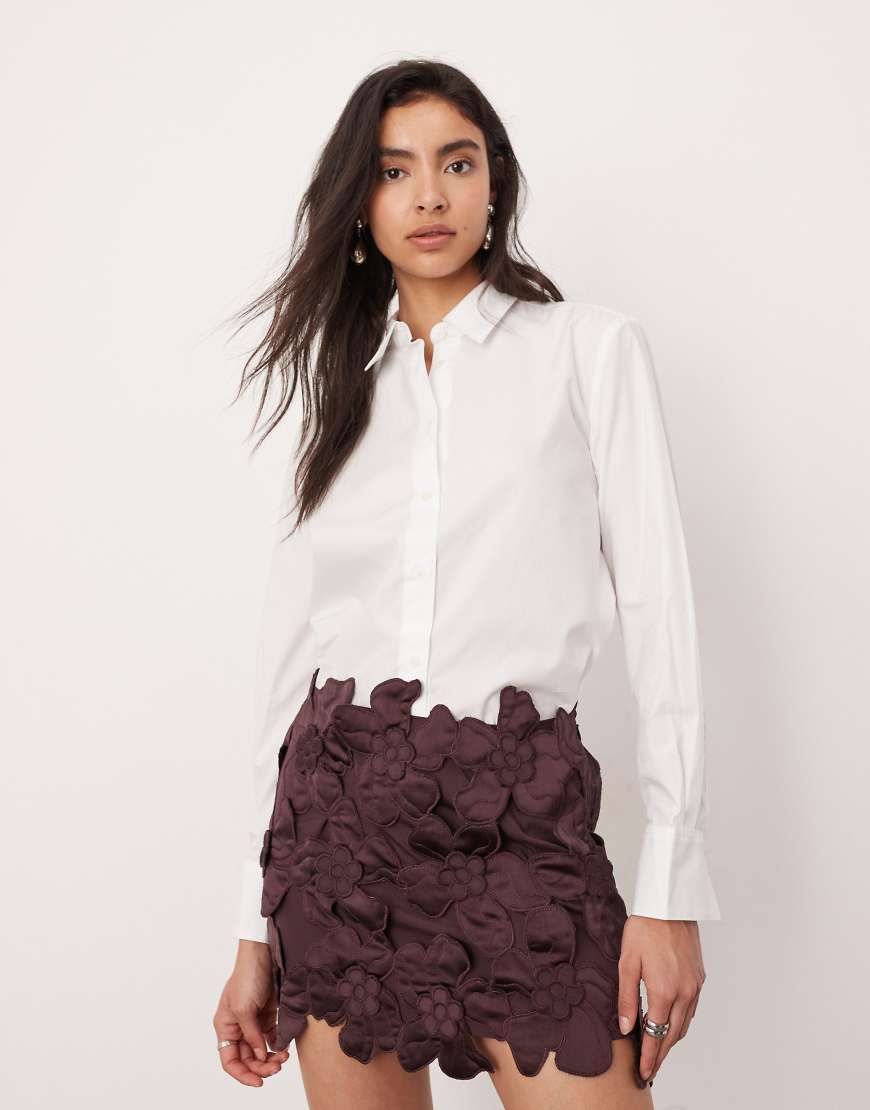 ASOS EDITION - Bestickter Satin-Minirock in Burgunderrot mit gestepptem Lochmuster ASOS EDITION - Bestickter Satin-Minirock in Burgunderrot mit gestepptem Lochmuster von ASOS EDITION