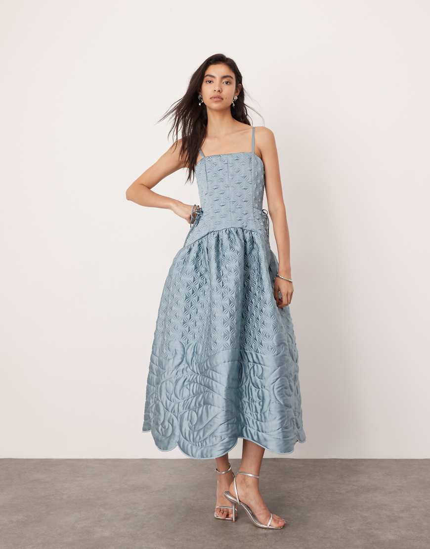 ASOS EDITION - Besticktes, gestepptes Midi-Trägerkleid in Schieferblau mit tiefer Taille ASOS EDITION - Besticktes, gestepptes Midi-Trägerkleid in Schieferblau mit tiefer Taille von ASOS EDITION