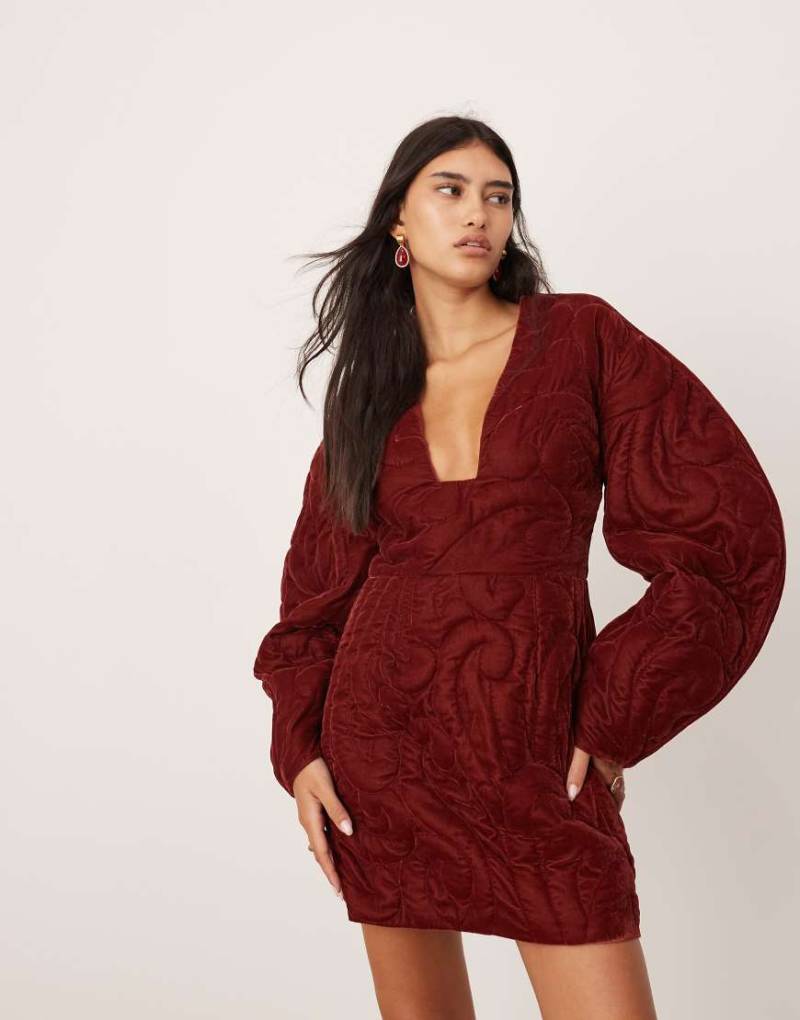ASOS EDITION - Besticktes, gestepptes Samt-Minikleid in Burgunderrot mit tiefem Ausschnitt und Ärmeldetail von ASOS EDITION