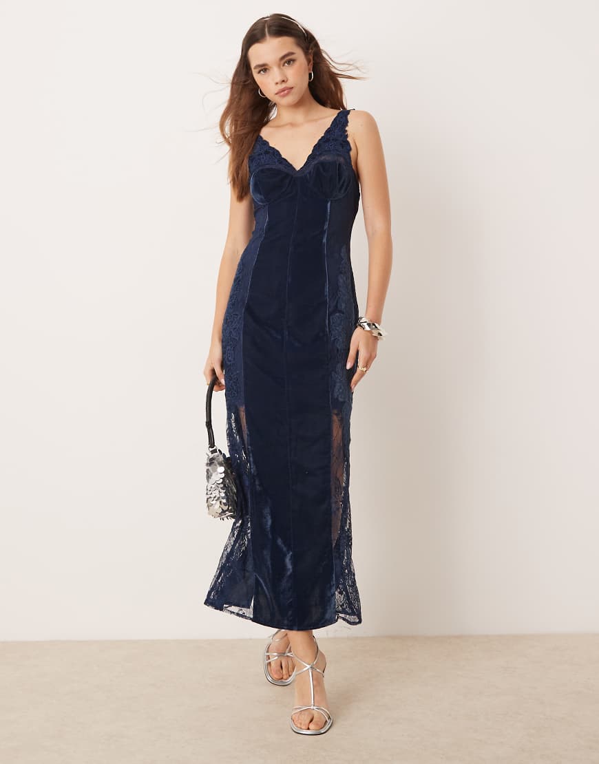 ASOS EDITION - Besticktes Camisole-Midikleid aus Samt und Spitze in Dunkelblau von ASOS EDITION