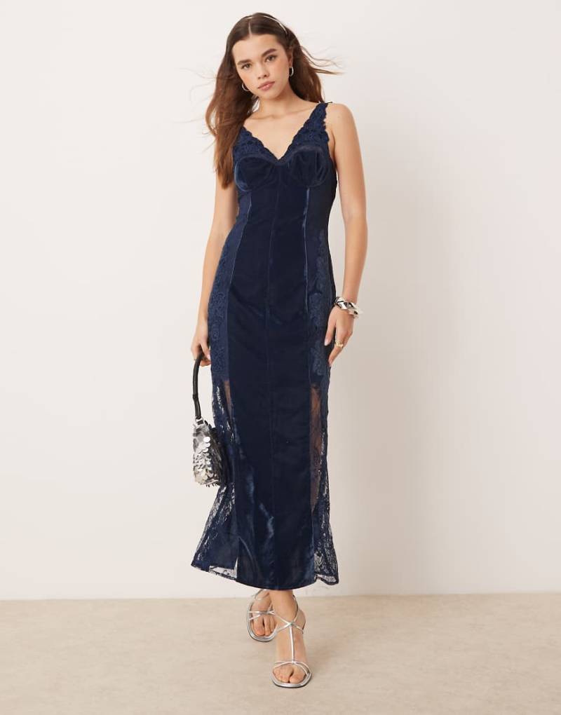 ASOS EDITION - Besticktes Camisole-Midikleid aus Samt und Spitze in Dunkelblau von ASOS EDITION