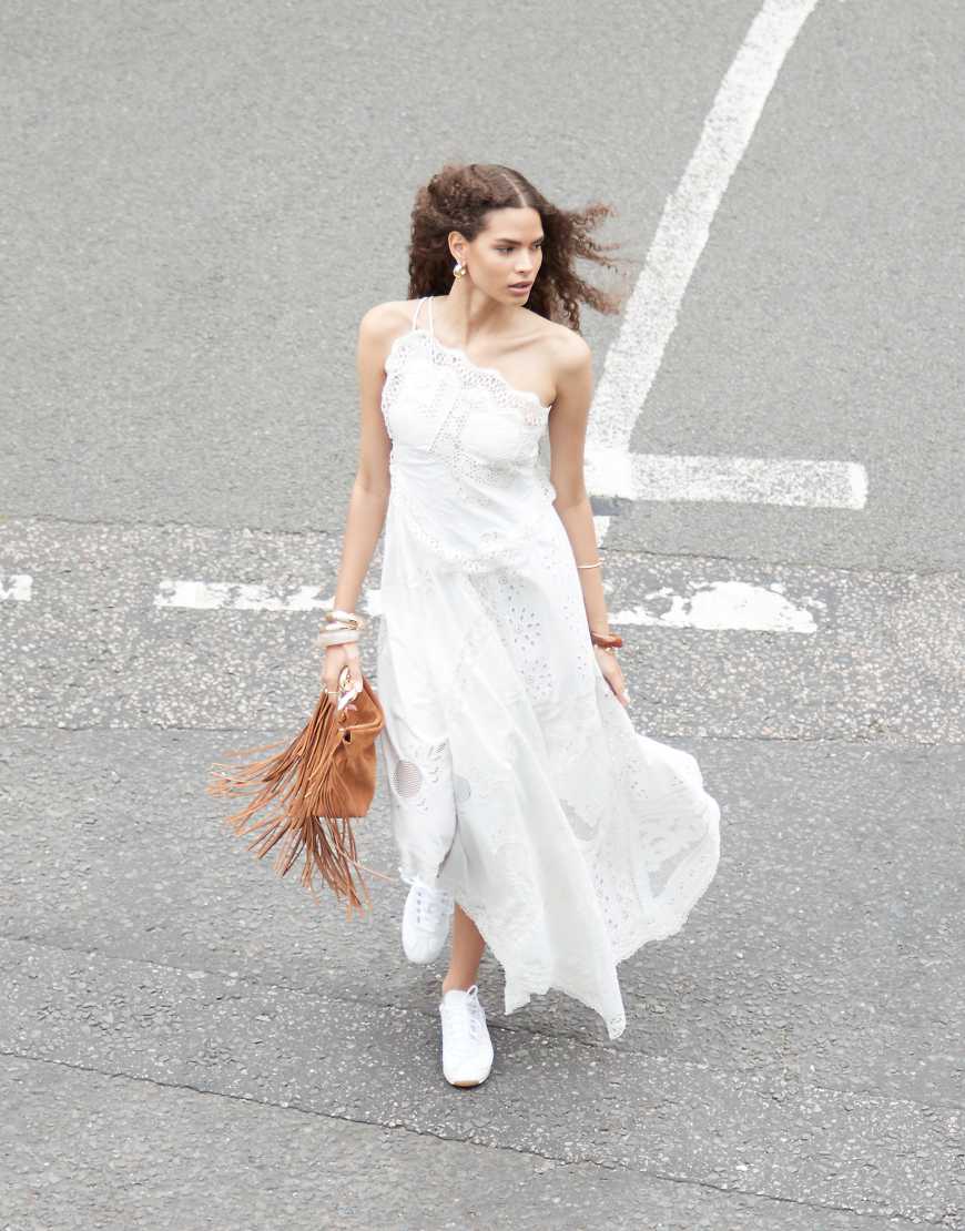 ASOS EDITION - Besticktes Maxikleid in Weiß mit Spitzeneinsatz, Rückenausschnitt und asymmetrischem Saum ASOS EDITION - Besticktes Maxikleid in Weiß mit Spitzeneinsatz, Rückenausschnitt und asymmetrischem Saum von ASOS EDITION