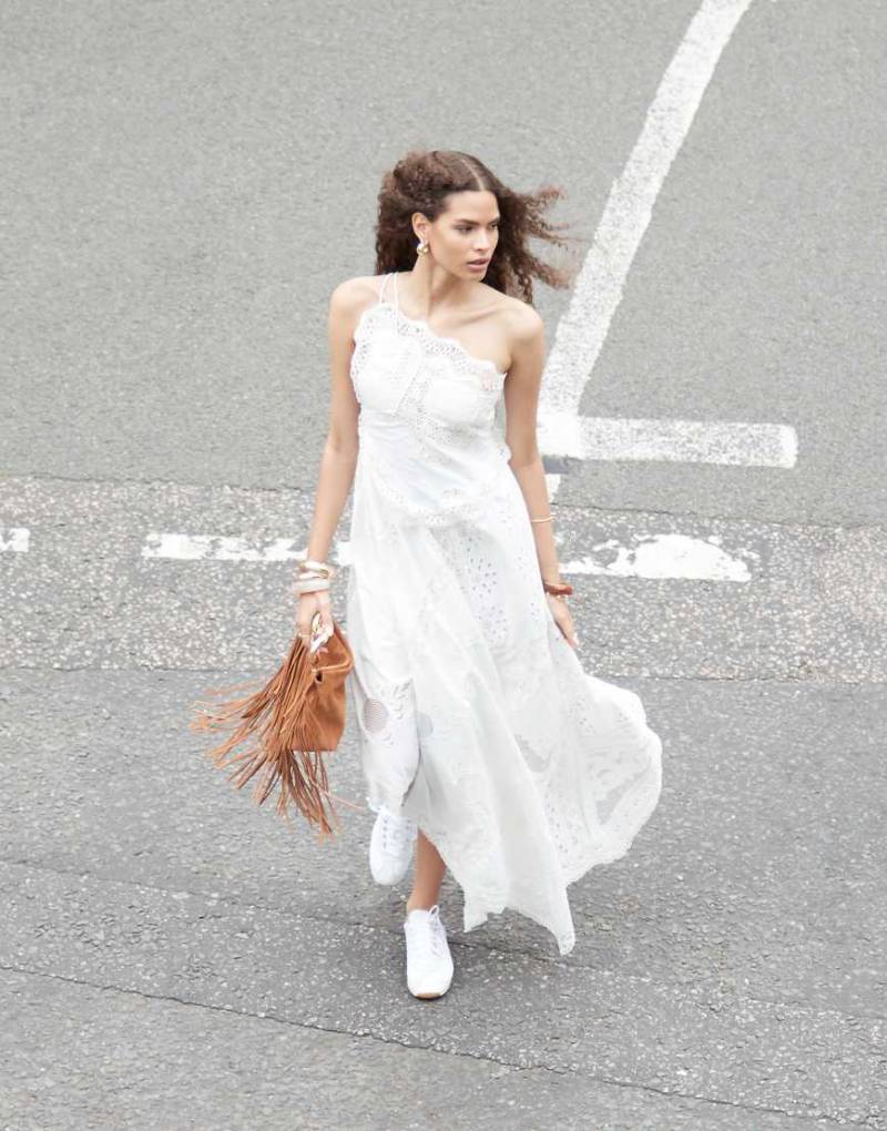 ASOS EDITION - Besticktes Maxikleid in Weiß mit Spitzeneinsatz, Rückenausschnitt und asymmetrischem Saum von ASOS EDITION