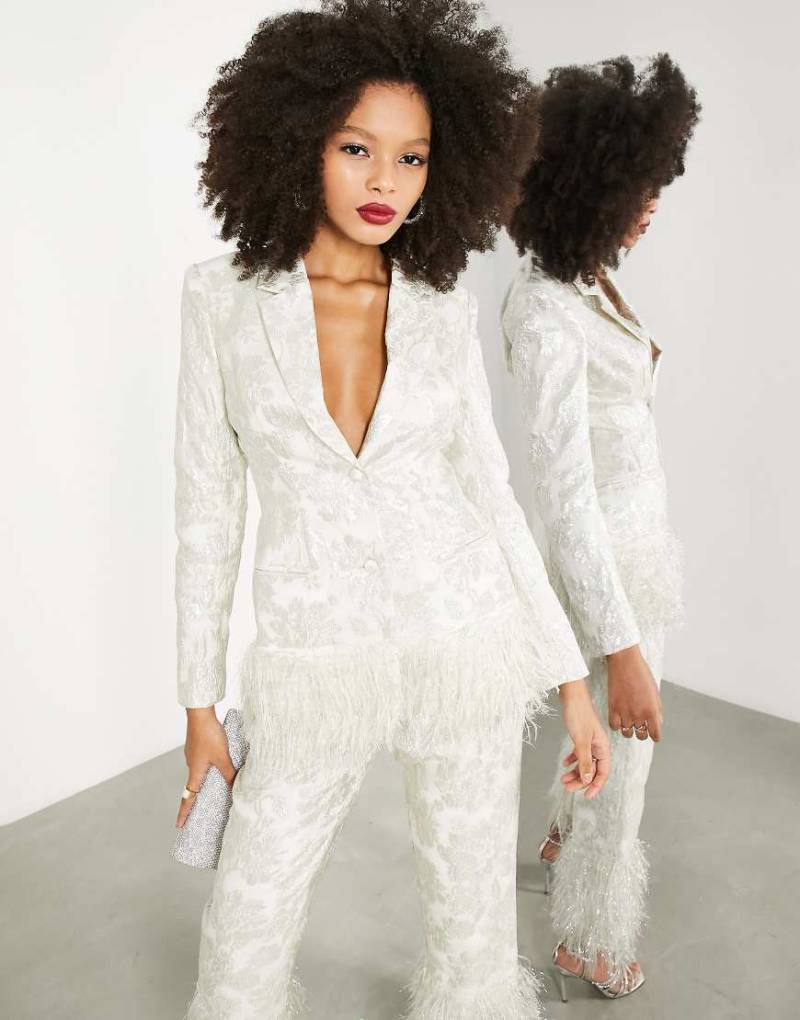 ASOS EDITION - Blazer aus Jacquard in Elfenbein mit Kunstfederbesatz-Weiß von ASOS EDITION