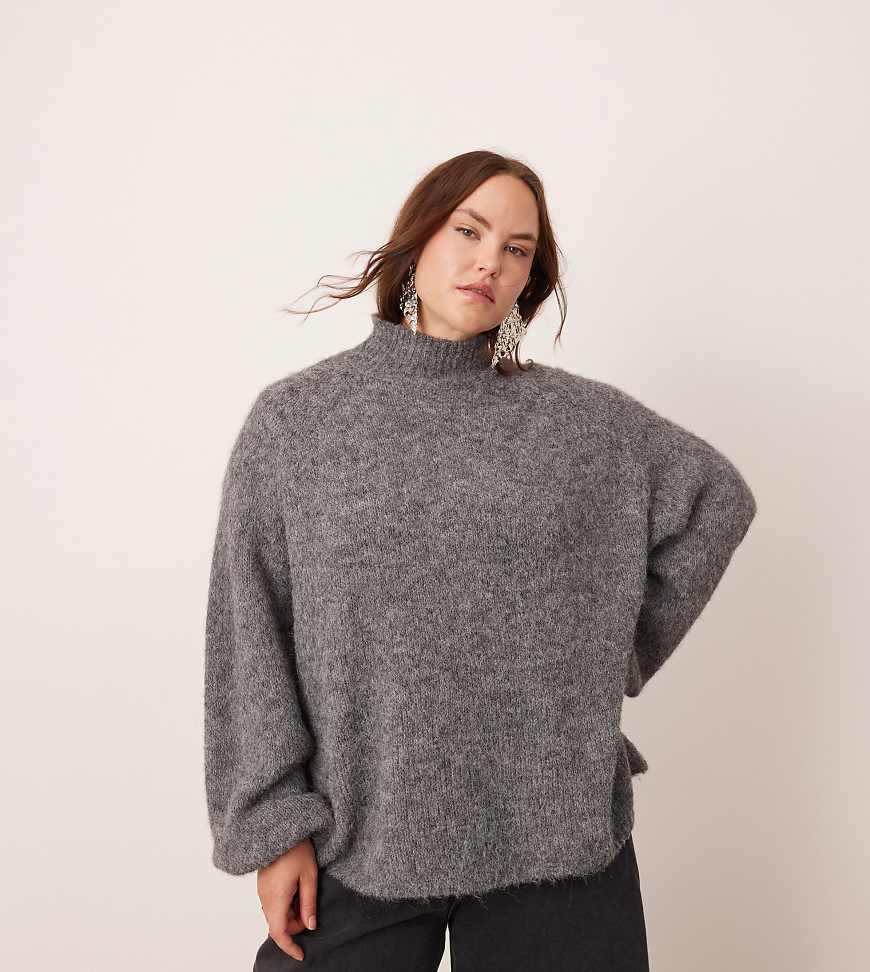 ASOS EDITION Curve - Hochgeschlossener Oversize-Strickpullover in meliertem Grau ASOS EDITION Curve - Hochgeschlossener Oversize-Strickpullover in meliertem Grau von ASOS EDITION