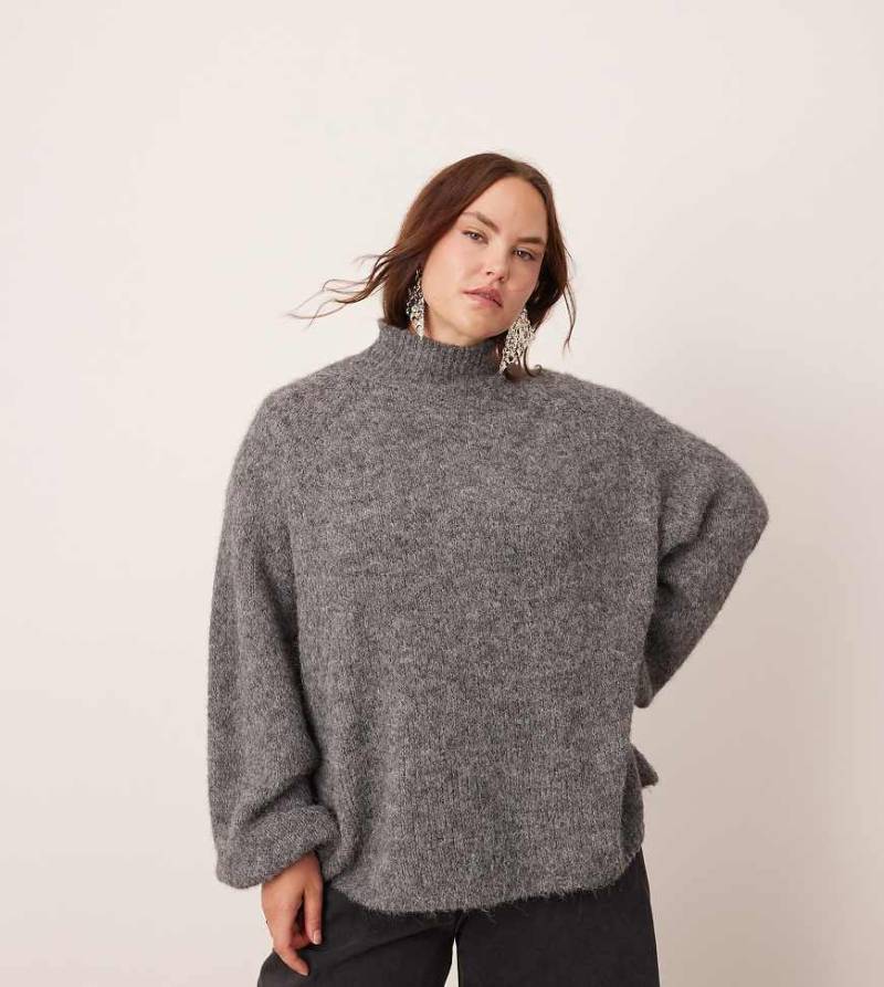 ASOS EDITION Curve - Hochgeschlossener Oversize-Strickpullover in meliertem Grau von ASOS EDITION