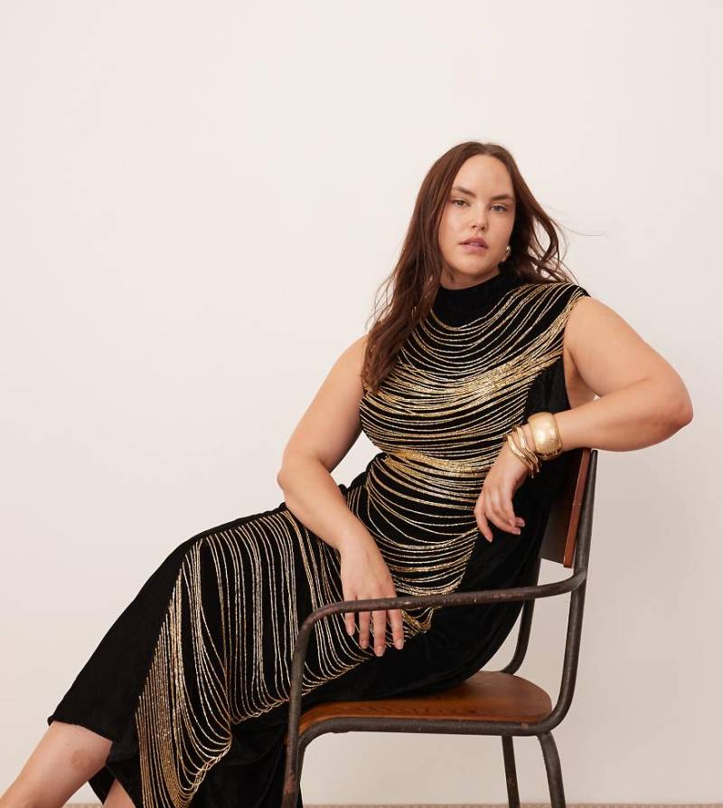 ASOS EDITION Curve - Hochgeschlossenes, konturierendes Samt-Midikleid in Schwarz mit drapierter Fransenverzierung von ASOS EDITION