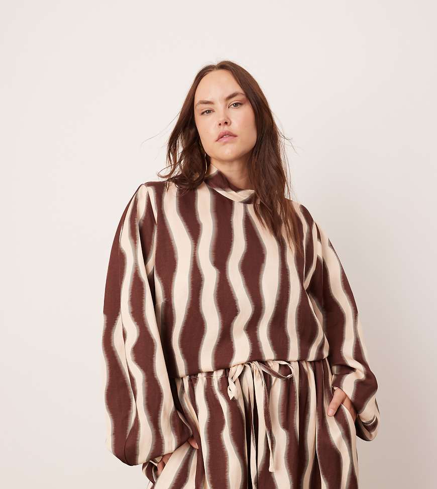 ASOS EDITION Curve - Hochgeschlossenes Oversize-Oberteil in Schokobraun mit welligem Muster, Kombiteil-Bunt von ASOS EDITION