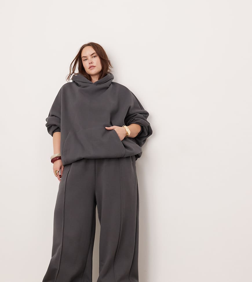 ASOS EDITION Curve - Oversize-Jogginghose aus hochwertigem, schwerem Material in Anthrazit mit weitem Schnitt und Ziernähten-Grau ASOS EDITION Curve - Oversize-Jogginghose aus hochwertigem, schwerem Material in Anthrazit mit weitem Schnitt und Ziernähten-Grau von ASOS EDITION