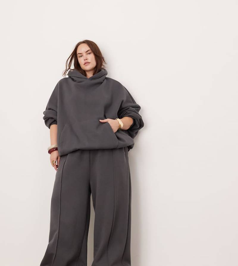 ASOS EDITION Curve - Oversize-Jogginghose aus hochwertigem, schwerem Material in Anthrazit mit weitem Schnitt und Ziernähten-Grau von ASOS EDITION