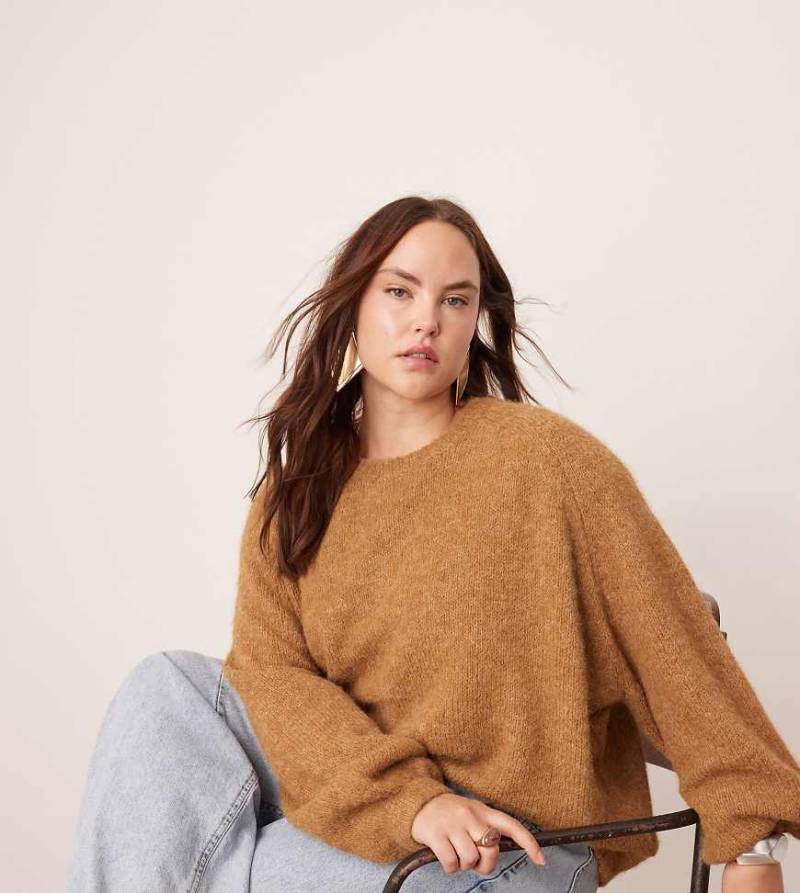 ASOS EDITION Curve - Oversize-Strickpullover in Kamelbraun mit Rundhalsausschnitt-Neutral von ASOS EDITION