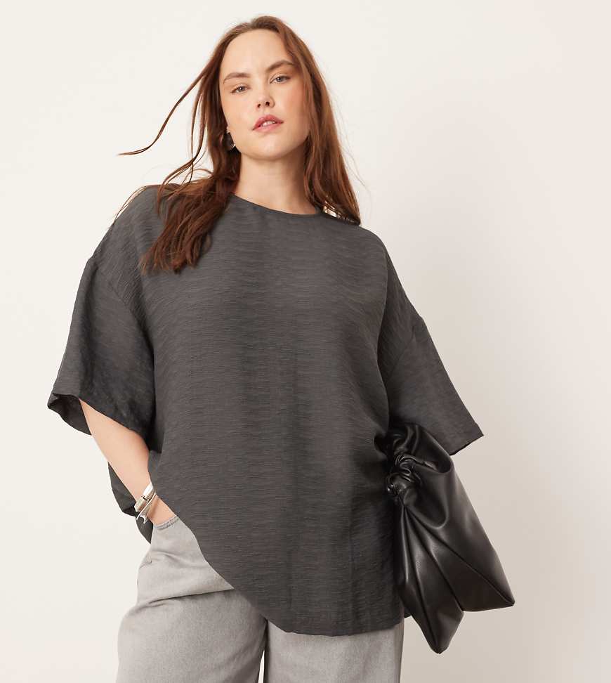 ASOS EDITION Curve - Strukturiertes, kastiges T-Shirt aus Webstoff in Anthrazit-Bunt ASOS EDITION Curve - Strukturiertes, kastiges T-Shirt aus Webstoff in Anthrazit-Bunt von ASOS EDITION