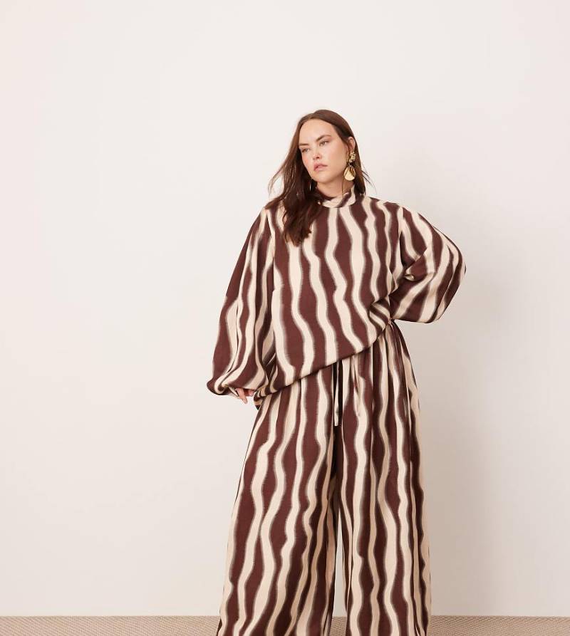 ASOS EDITION Curve - Superweit geschnittene Hose in Schokobraun mit Kordelzugbund und welligem Muster, Kombiteil-Bunt von ASOS EDITION