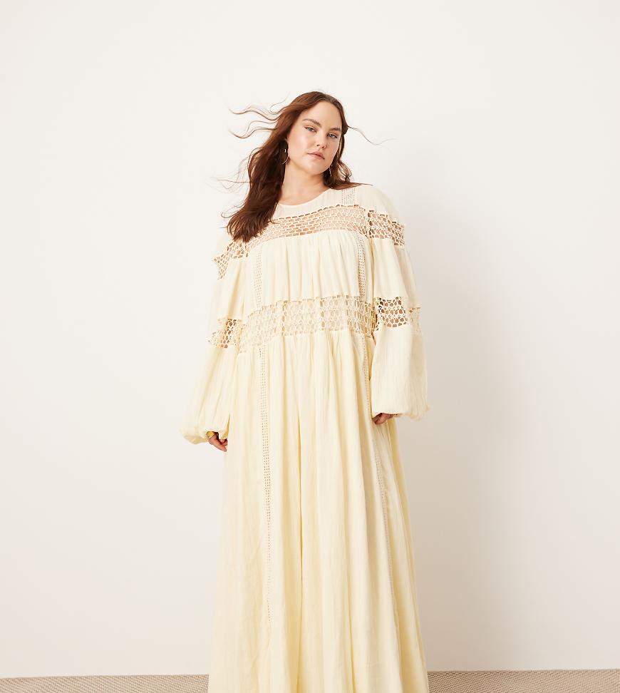 ASOS EDITION Curve - Trapezförmiges Maxikleid in Buttermilchgelb mit Blousonärmeln, tiefer Taille und Häkeleinsatz-Weiß ASOS EDITION Curve - Trapezförmiges Maxikleid in Buttermilchgelb mit Blousonärmeln, tiefer Taille und Häkeleinsatz-Weiß von ASOS EDITION