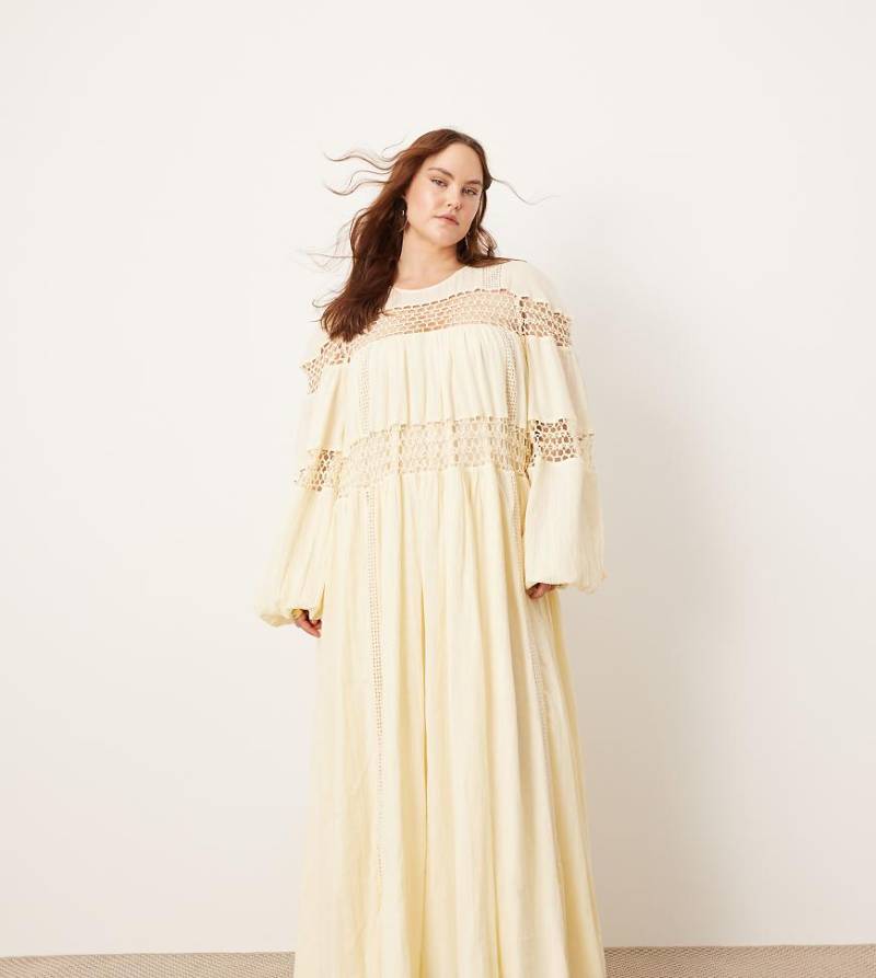 ASOS EDITION Curve - Trapezförmiges Maxikleid in Buttermilchgelb mit Blousonärmeln, tiefer Taille und Häkeleinsatz-Weiß von ASOS EDITION