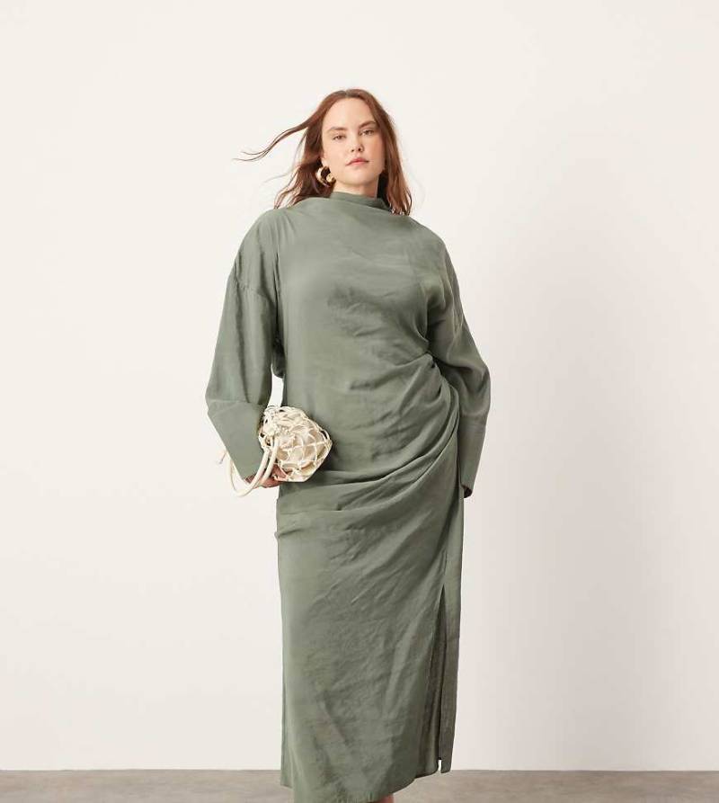ASOS EDITION Curve - Weiches, hochgeschlossenes Maxikleid in Khaki mit Zierausschnitt am Rücken und Raffung-Grün ASOS EDITION Curve - Weiches, hochgeschlossenes Maxikleid in Khaki mit Zierausschnitt am Rücken und Raffung-Grün von ASOS EDITION