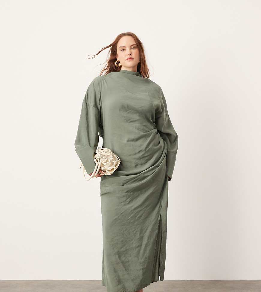 ASOS EDITION Curve - Weiches, hochgeschlossenes Maxikleid in Khaki mit Zierausschnitt am Rücken und Raffung-Grün von ASOS EDITION