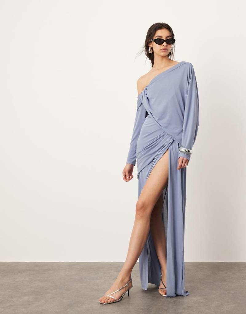ASOS EDITION - Drapiertes, schulterfreies Maxikleid in Blau mit Taillendetail-Bunt von ASOS EDITION