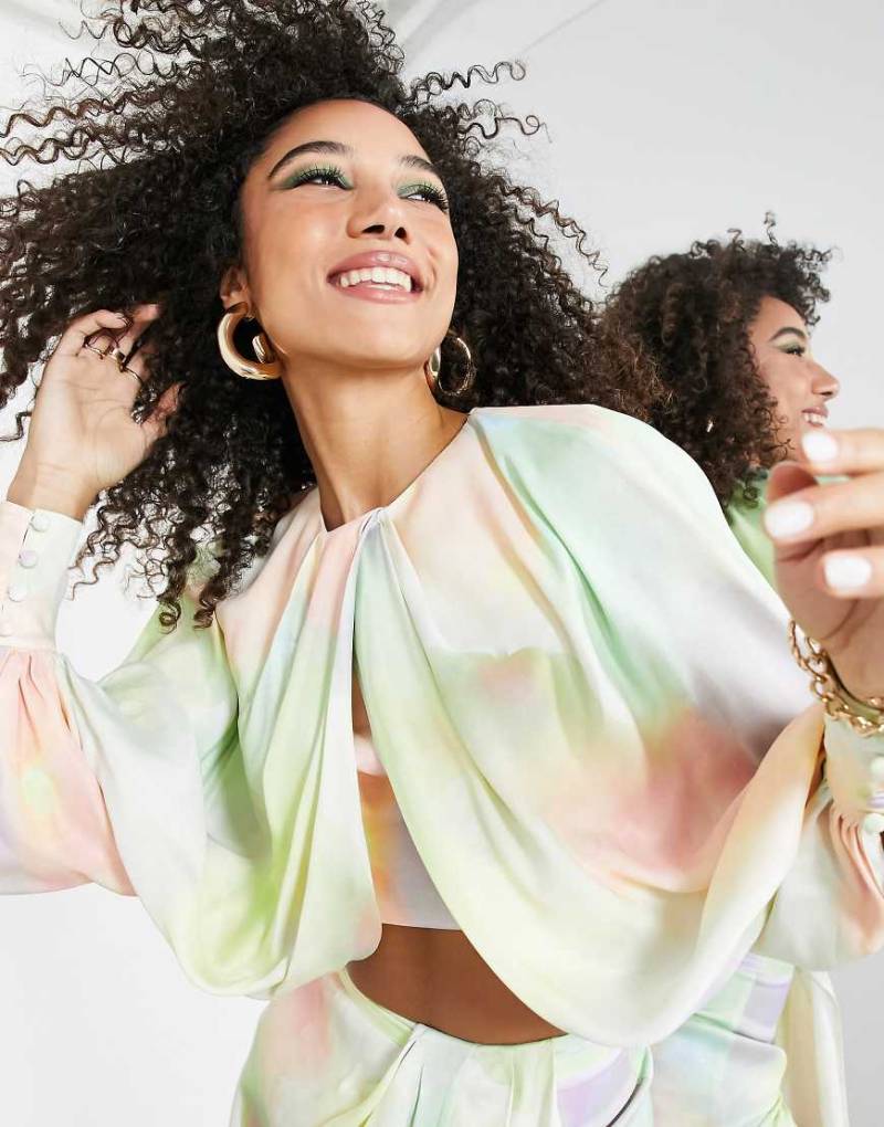 ASOS EDITION - Drapiertes Oberteil aus Satin mit Muster im Wasserfarben-Design-Bunt von ASOS EDITION