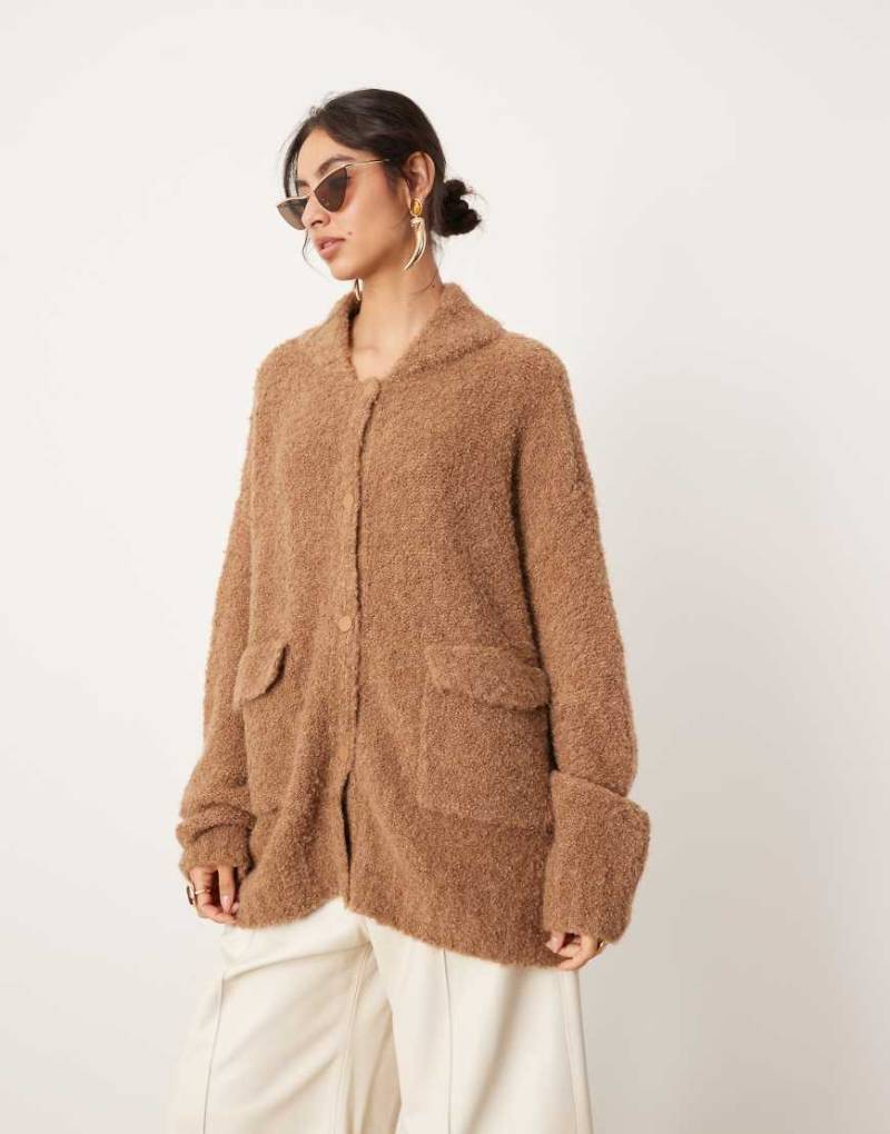 ASOS EDITION - Durchgeknöpfte Bouclé-Strickjacke in Kamelbraun mit Oversize-Schnitt-Neutral von ASOS EDITION