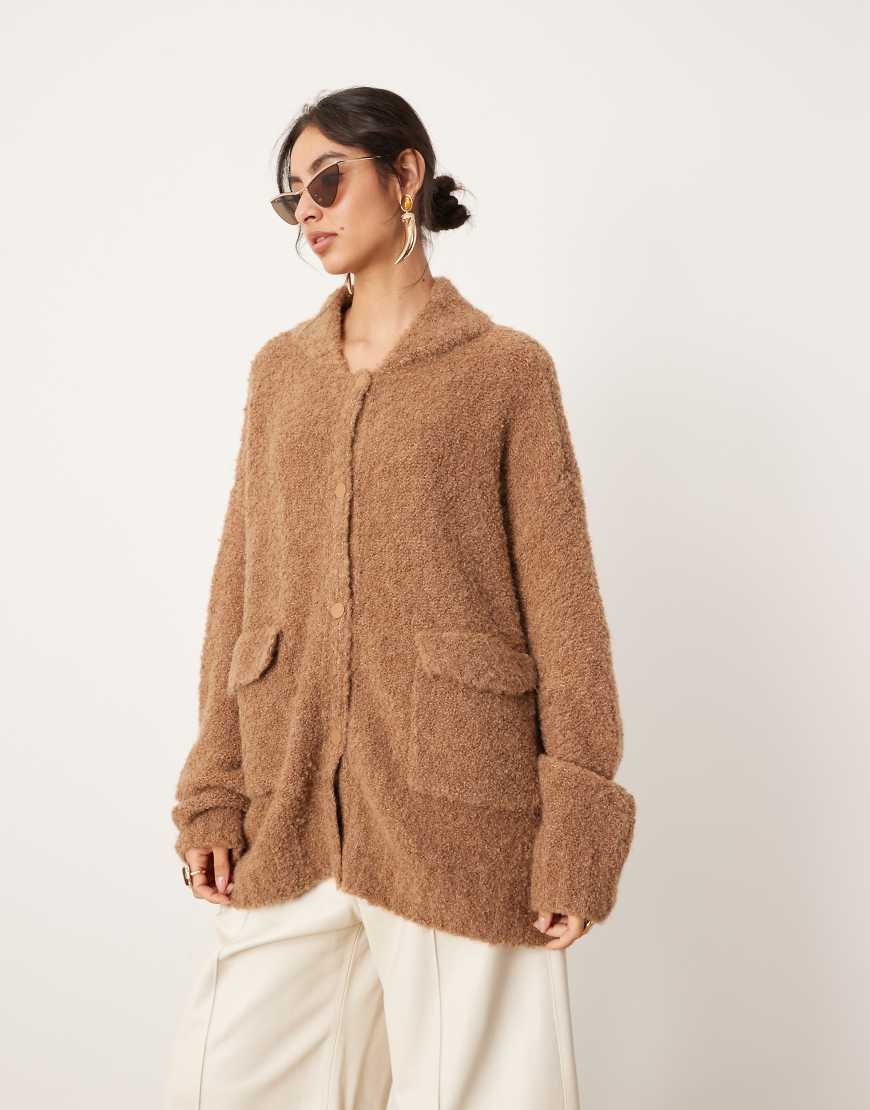 ASOS EDITION - Durchgeknöpfte Bouclé-Strickjacke in Kamelbraun mit Oversize-Schnitt-Neutral von ASOS EDITION