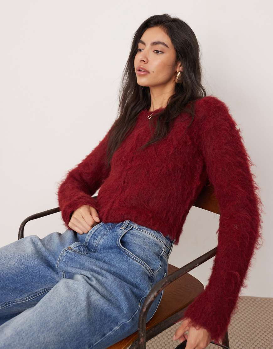 ASOS EDITION - Flauschige Strickjacke in Burgunderrot mit Reißverschluss und kurzem Schnitt-Braun von ASOS EDITION