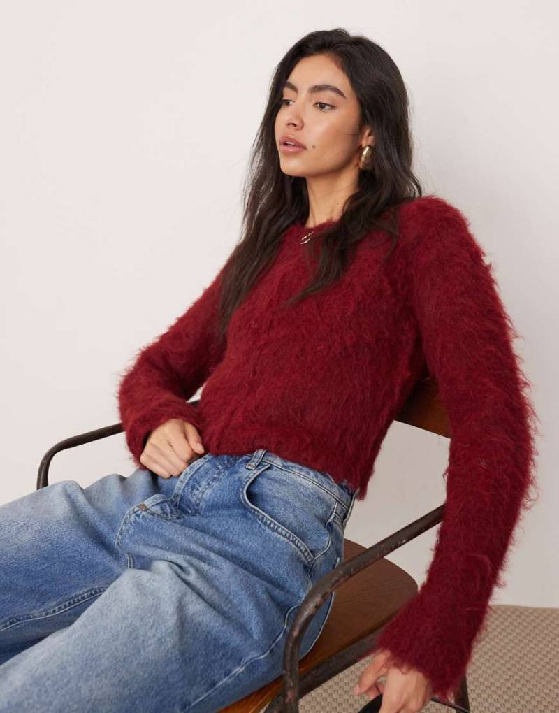 ASOS EDITION - Flauschige Strickjacke in Burgunderrot mit Reißverschluss und kurzem Schnitt-Braun von ASOS EDITION