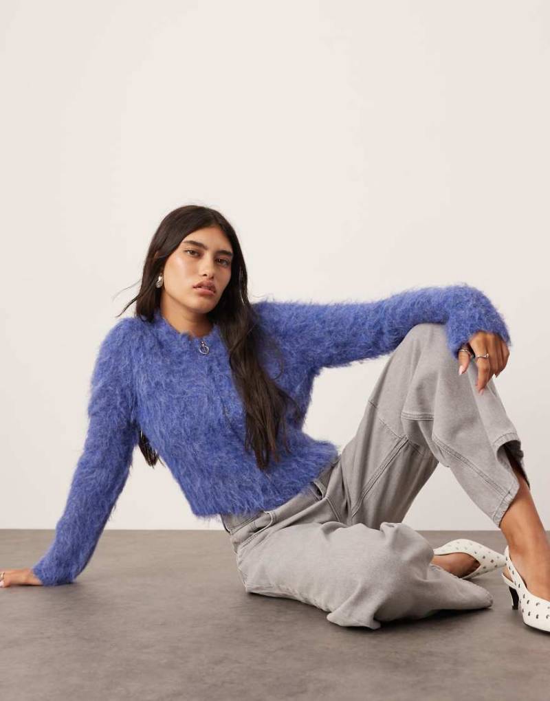 ASOS EDITION - Flauschige Strickjacke in Jeansblau mit Reißverschluss und kurzem Schnitt-Bunt von ASOS EDITION