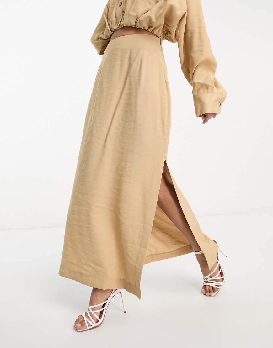 ASOS EDITION - Gerade geschnittener Midirock mit Seitenschlitzen in Camel-Neutral ASOS EDITION - Gerade geschnittener Midirock mit Seitenschlitzen in Camel-Neutral von ASOS EDITION
