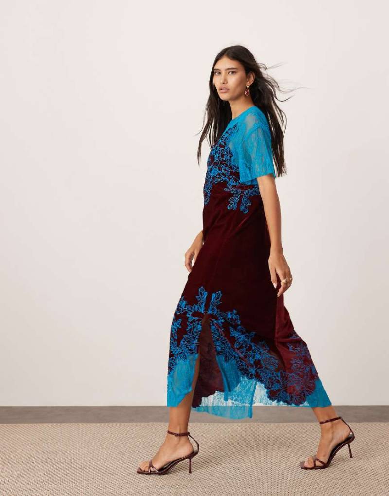 ASOS EDITION - Gerade geschnittenes Samt-Midikleid in Burgunderrot mit Spitzenapplikation und Stickerei-Bunt von ASOS EDITION