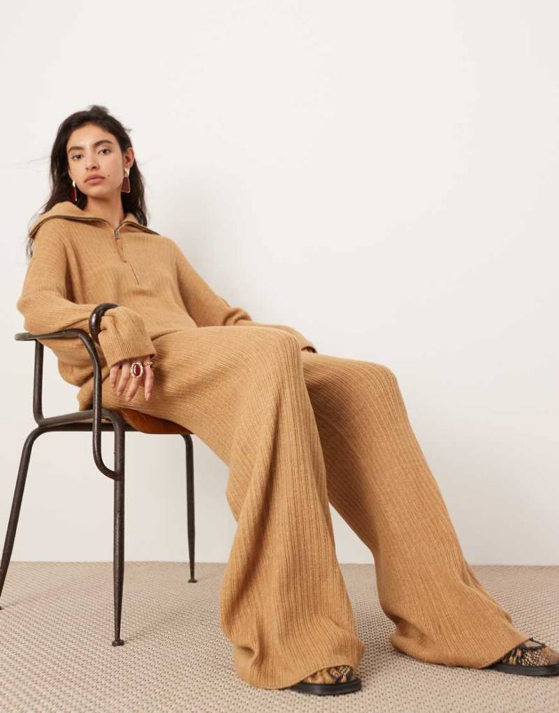 ASOS EDITION - Gerippte Strickhose in Kamelbraun mit weitem Bein, Kombiteil-Neutral von ASOS EDITION
