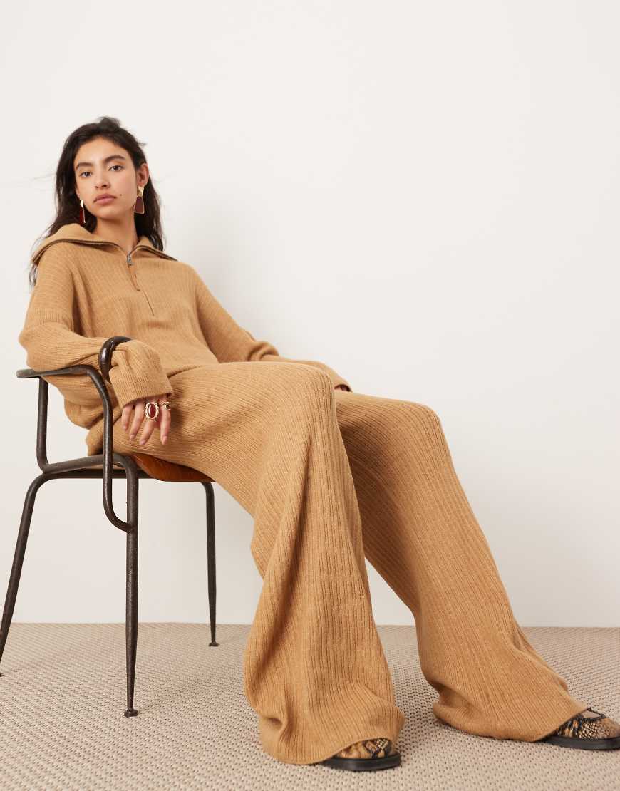 ASOS EDITION - Gerippte Strickhose in Kamelbraun mit weitem Bein, Kombiteil-Neutral ASOS EDITION - Gerippte Strickhose in Kamelbraun mit weitem Bein, Kombiteil-Neutral von ASOS EDITION