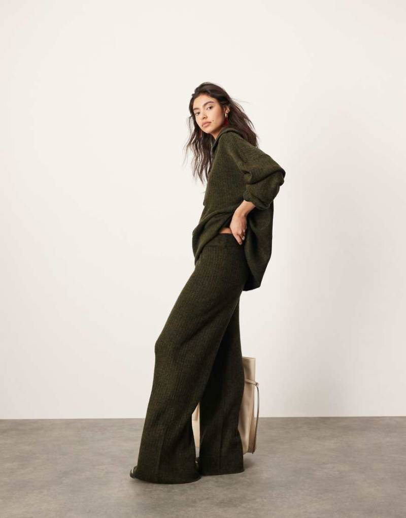 ASOS EDITION - Gerippte Strickhose in Khaki mit weitem Bein, Kombiteil-Grau von ASOS EDITION
