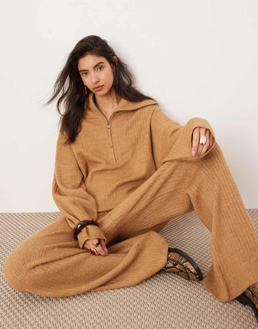 ASOS EDITION - Gerippter Oversize-Strickpullover in Kamelbraun mit kurzem Reißverschluss und Kragen, Kombiteil-Neutral von ASOS EDITION
