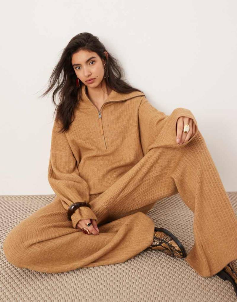 ASOS EDITION - Gerippter Oversize-Strickpullover in Kamelbraun mit kurzem Reißverschluss und Kragen, Kombiteil-Neutral von ASOS EDITION