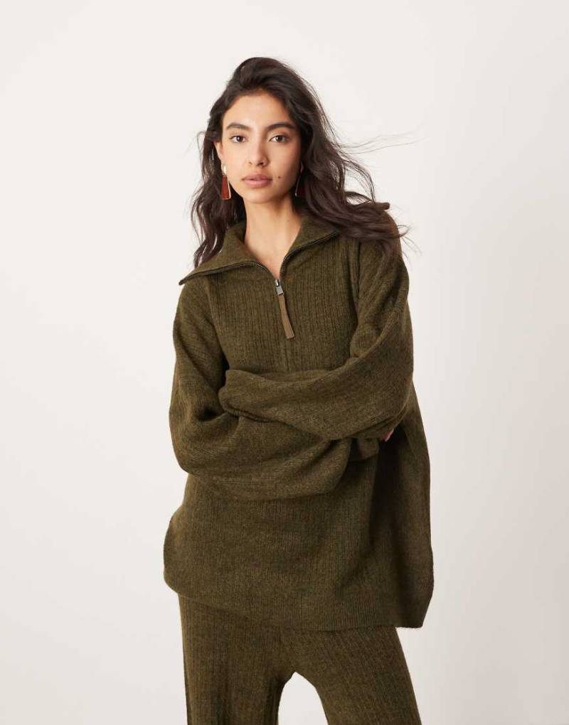 ASOS EDITION - Gerippter Oversize-Strickpullover in Khaki mit kurzem Reißverschluss und Kragen, Kombiteil-Grau von ASOS EDITION