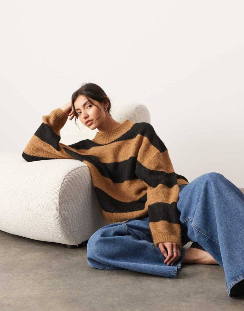 ASOS EDITION - Gestreifter Oversize-Strickpullover in Camel und Schwarz mit Rundhalsausschnitt-Bunt von ASOS EDITION