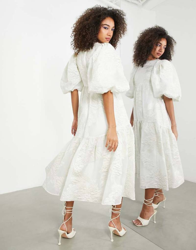 ASOS EDITION - Gestuftes Midikleid in Elfenbein aus Metallic-Jacquard mit Blumenmuster-Weiß von ASOS EDITION