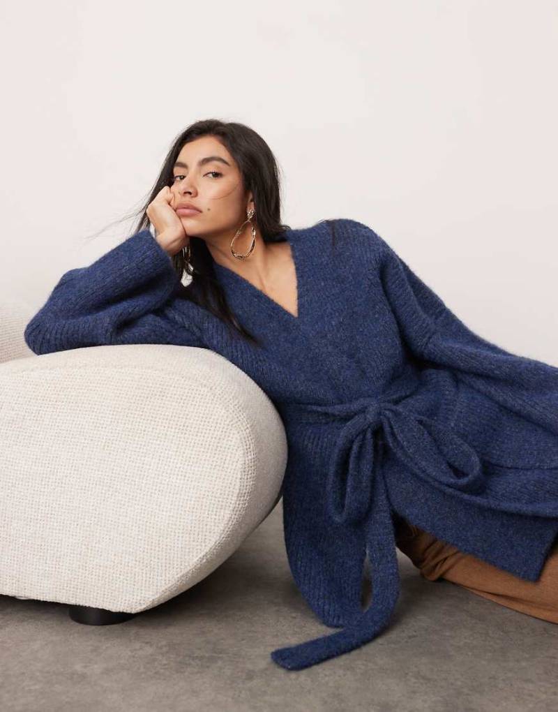 ASOS EDITION - Gewickelte, kompakte Longline-Strickjacke in Blau-Gelb von ASOS EDITION