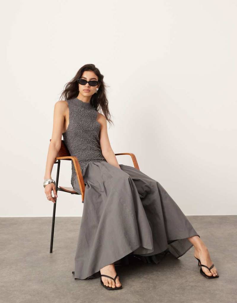 ASOS EDITION - Hochgeschlossenes, gesmoktes Baumwoll-Midikleid in Anthrazit mit tiefer Taille-Bunt von ASOS EDITION
